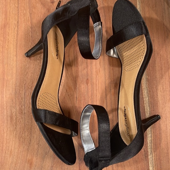 Black satin kitten heel - Picture 2 of 4